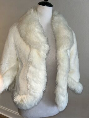 Fashionable Faux Fur Trim White Jacket .For young girl